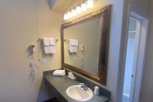 Queen Suite - The Hartland Inn